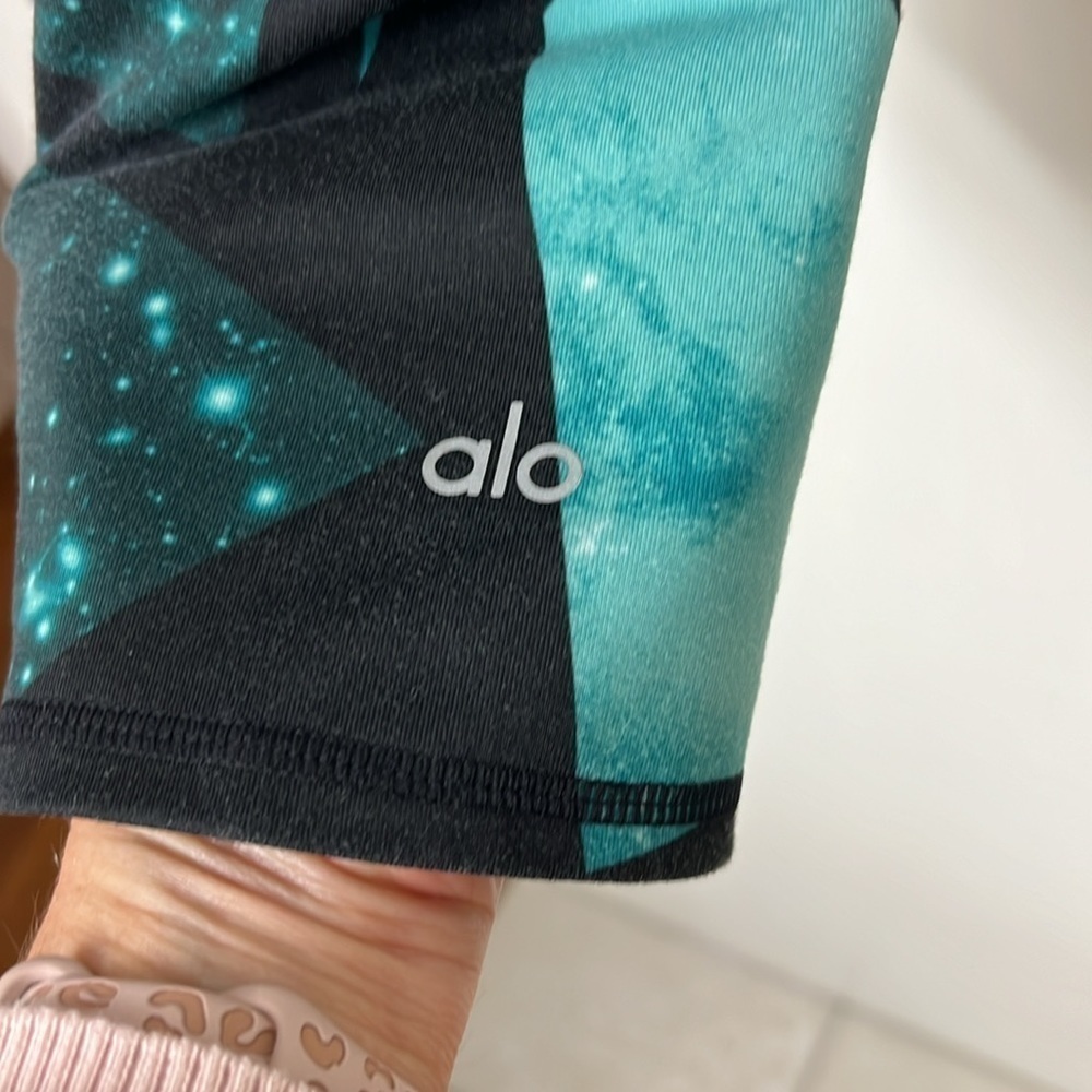 Alo crop leggings Sz S Black & Green w/white flashes, inseam 19" waist 14.5” - Picture 3 of 8